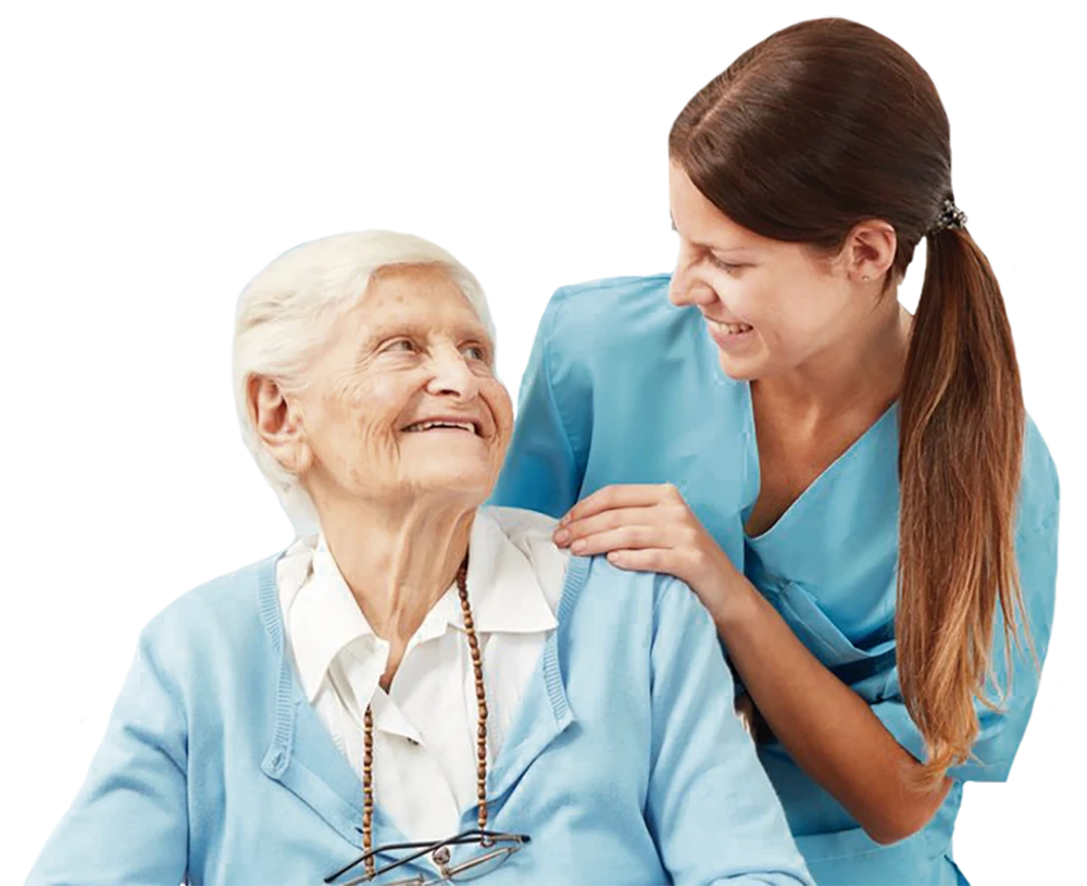 Mujer enfermera mira a adulto mayor mujer que está cuidando.
